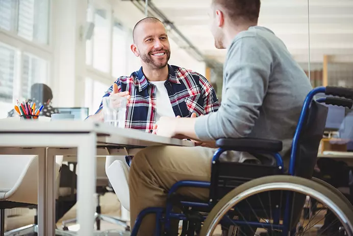 Dossier MDPH ouvert sur une table - accompagnement Klari
